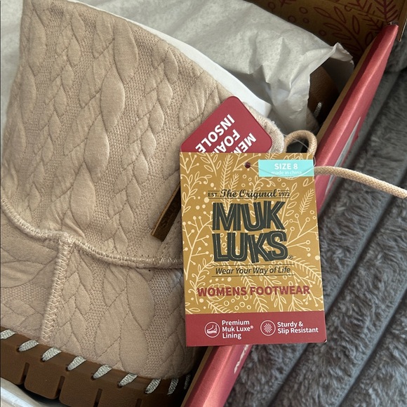 FREE SHIPPING!
BNIB Muk Luks Beautiful Blush Quilted Booties 8 - Picture 6 of 8